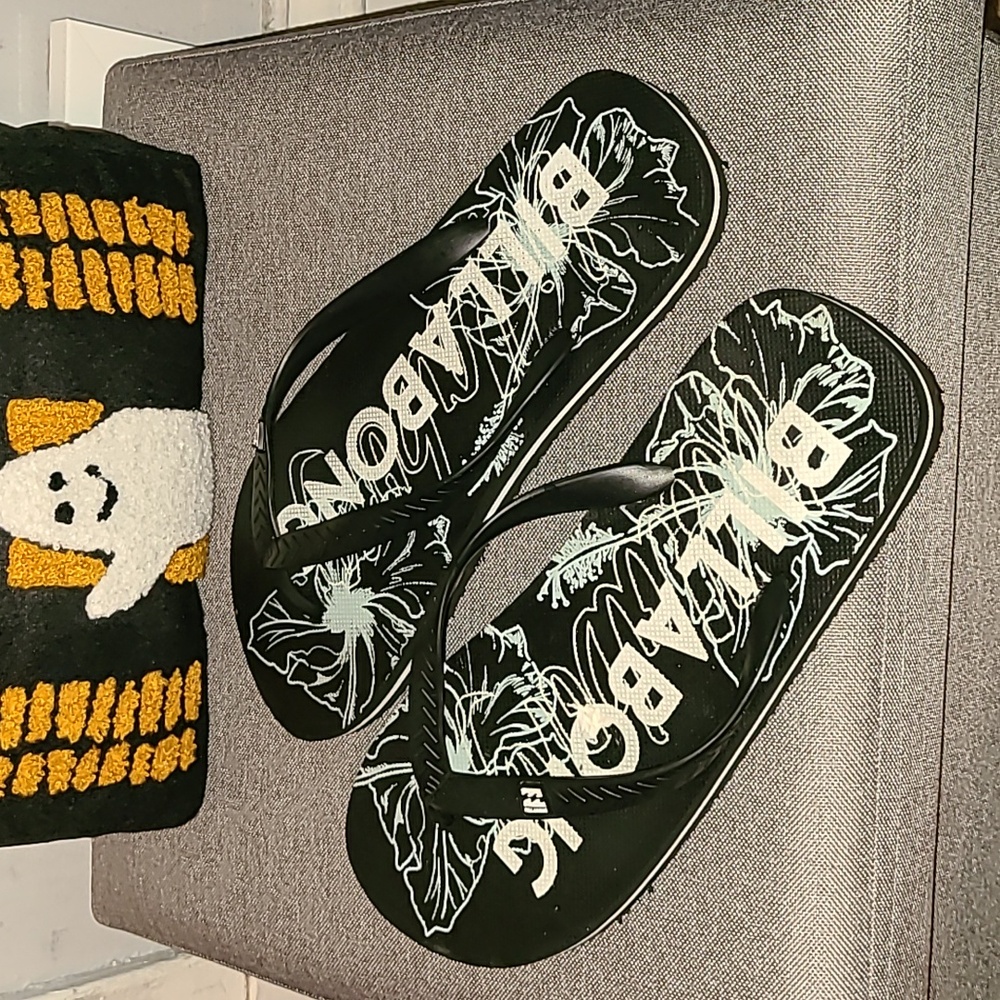 Billabong Black and White Floral Flip Flops NWOT